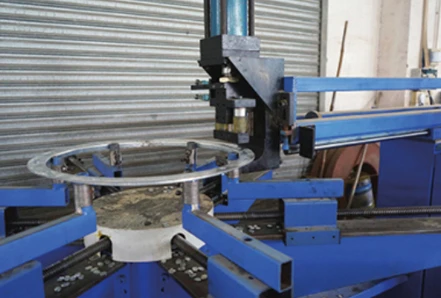 Punzonadora de bridas de control num&eacute;rico